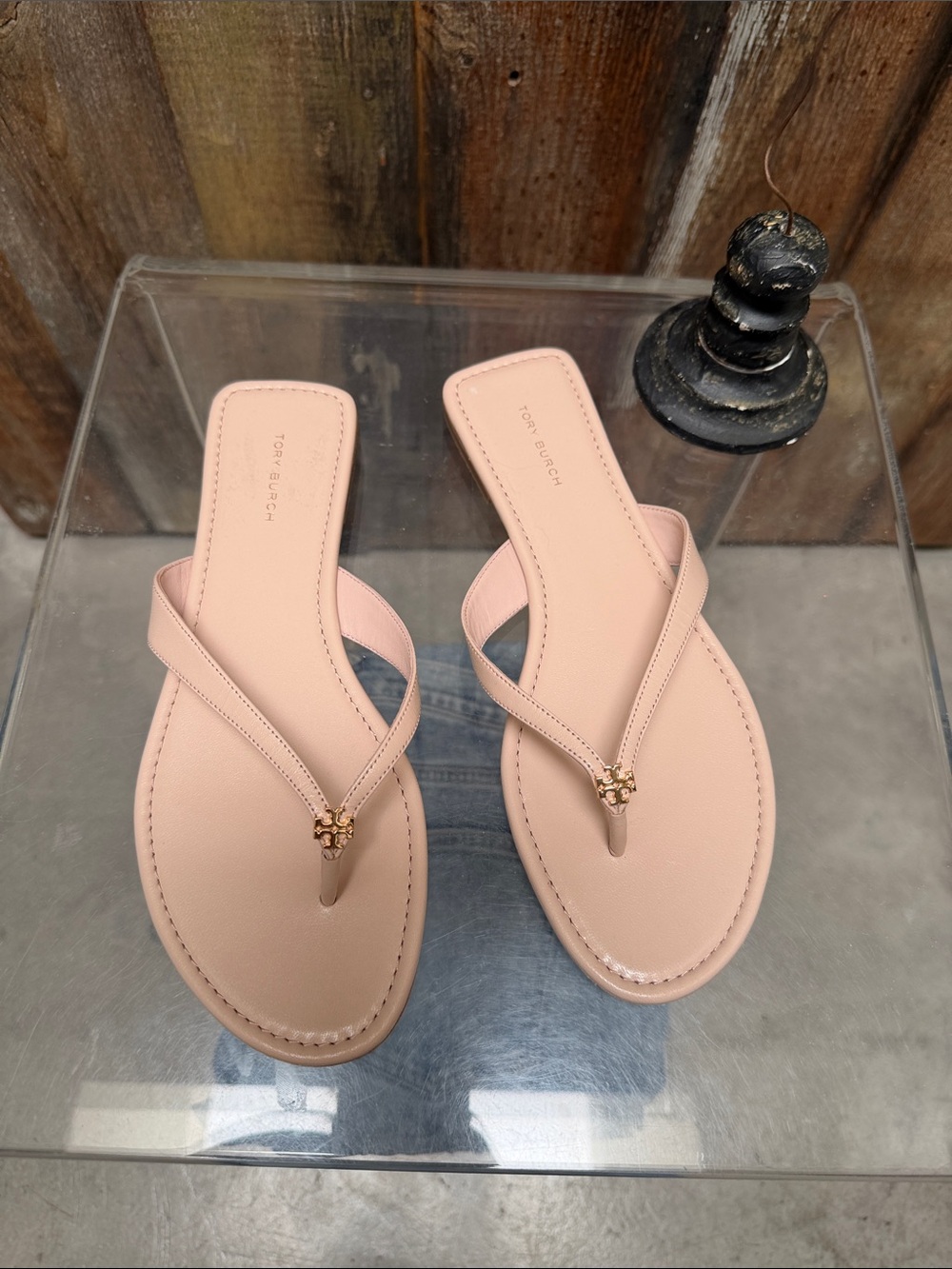 New Tory Burch Blush Pink T-Strap Sandals with Gold Logo Accent 8.5 - Picture 4 of 7